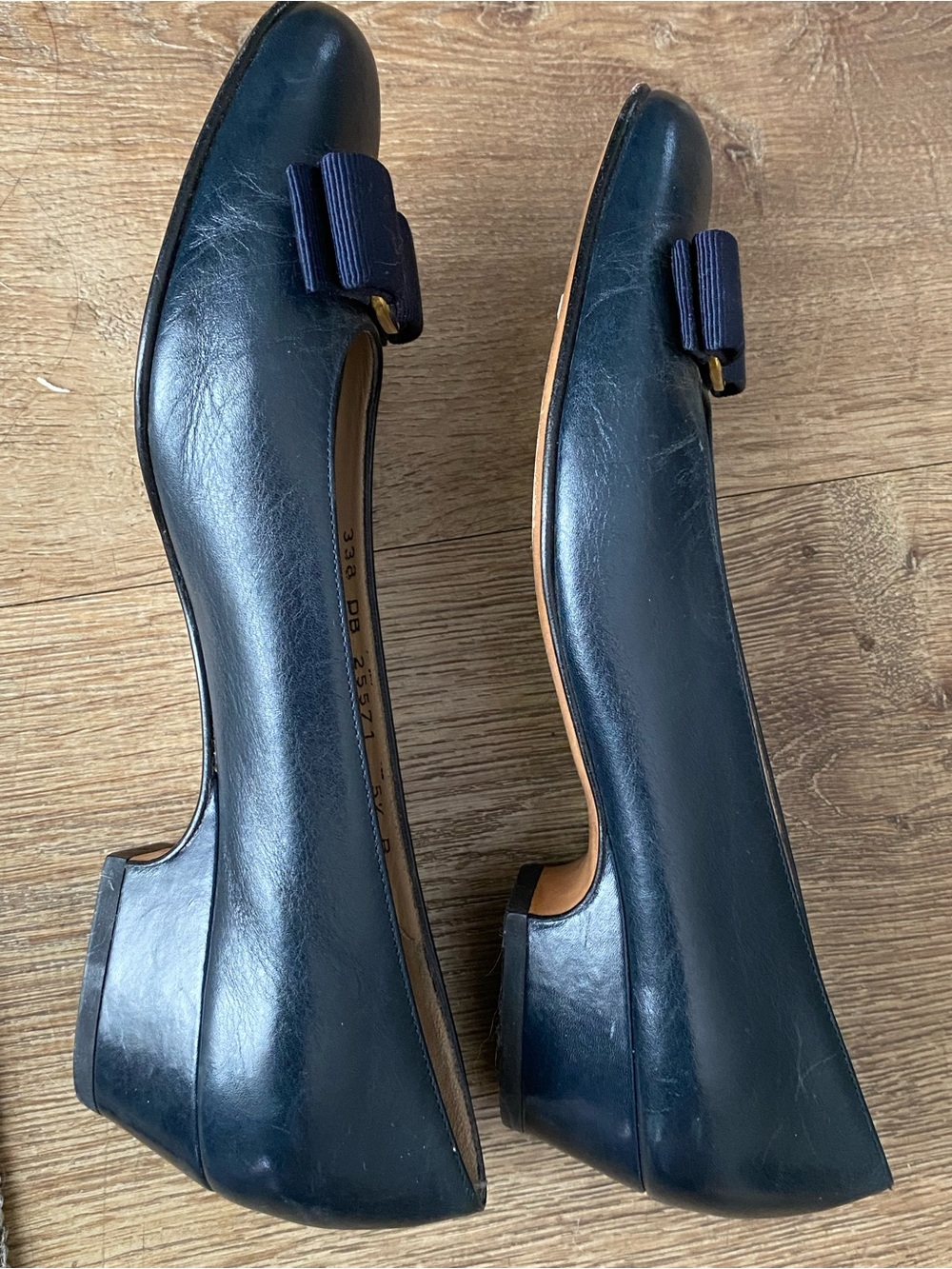Authentic Salvatore Ferragamo Vara Bow Leather shoes in Navy - Picture 7 of 8